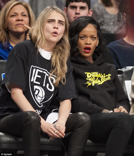 Rihanna e la modella Cara Delevingne insieme ad una partita di Basket